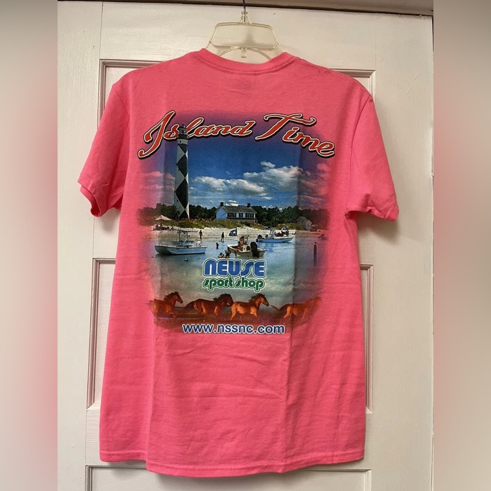 Neuse Sport Shop Women's T-Shirt NWOT Size S Pink Lighthouse Island time